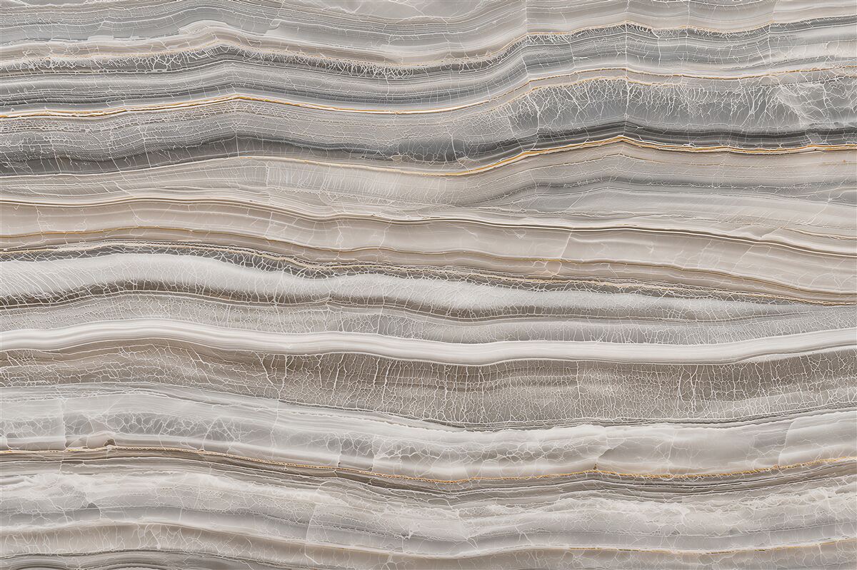 Fotobehang licht onyx beige met gouden lagen voor een elegant interieur