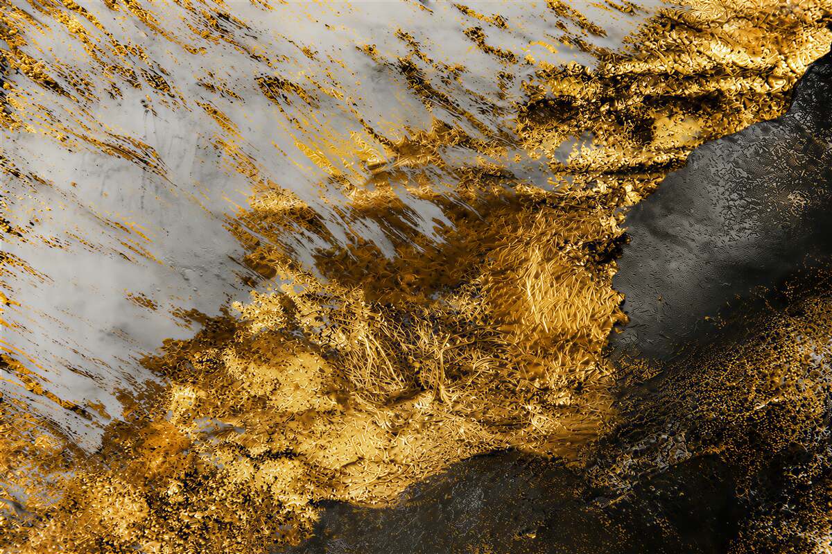 Fotobehang gouden stof op natuursteen