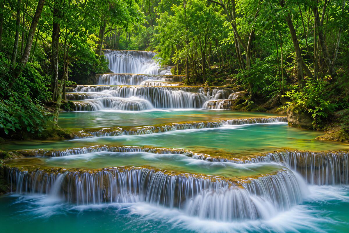 Fotobehang grote waterval met azuurblauw water