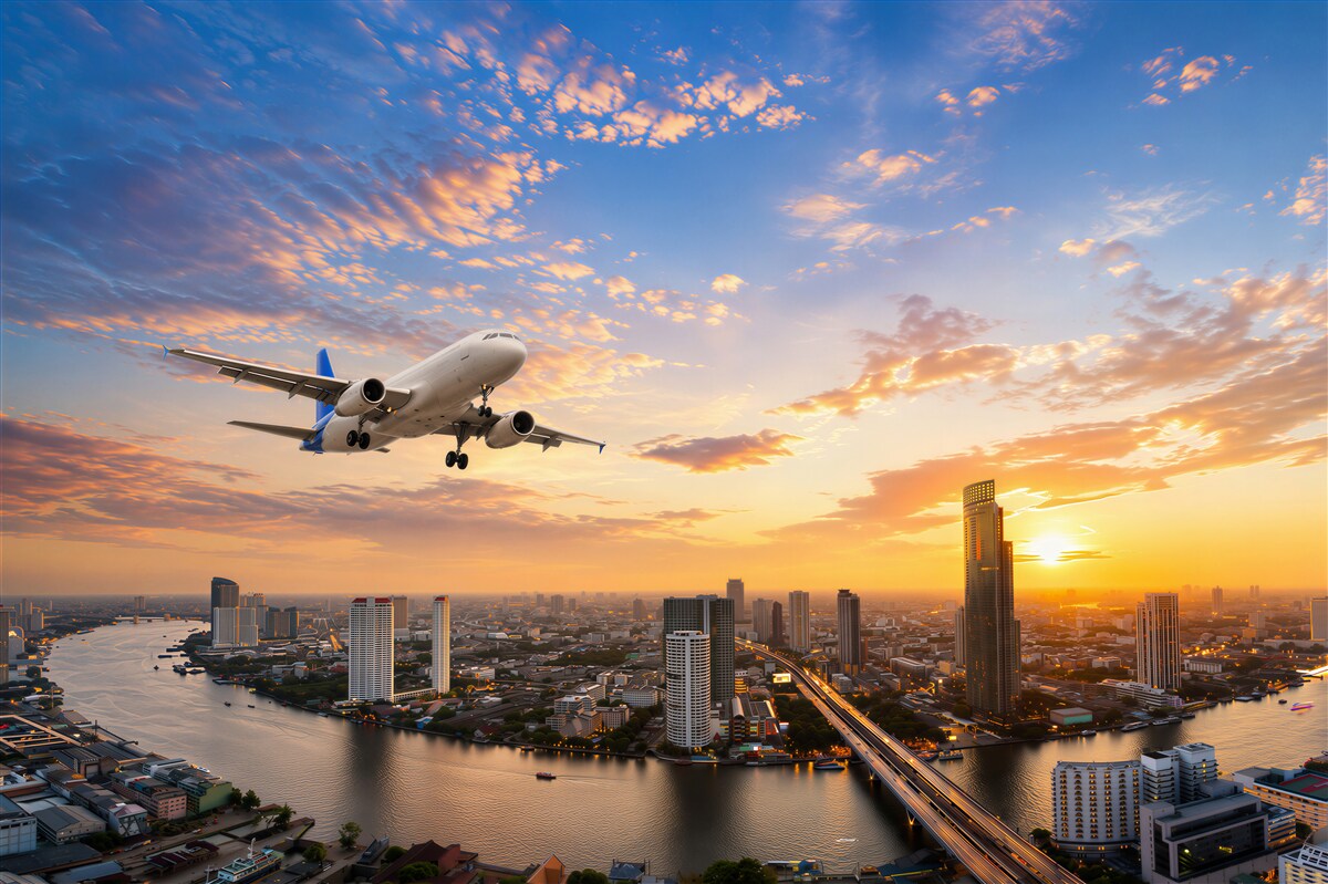 Fotobehang stads panorama aan de rivier bij zonsondergang