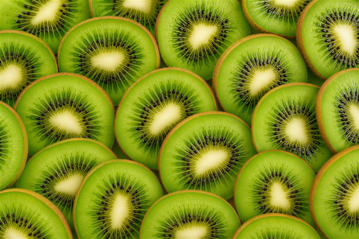 Fotobehang sappige kiwi's en groene bladeren voor de keuken