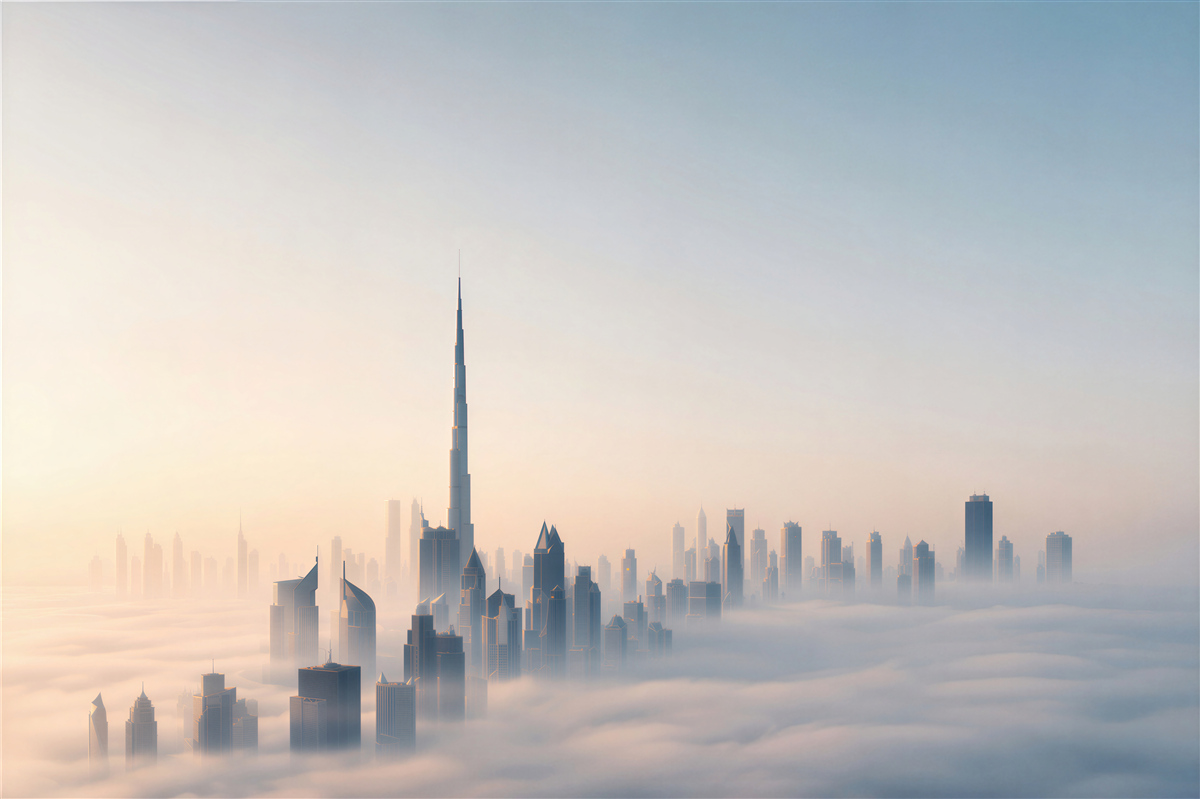 Fotobehang panorama van Dubai in de mist bij zonsopgang moderne stad