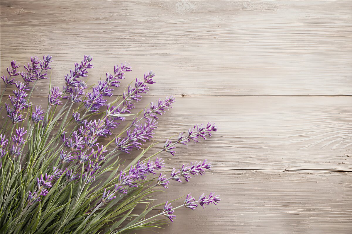 Fotobehang lavendel takjes op houten achtergrond