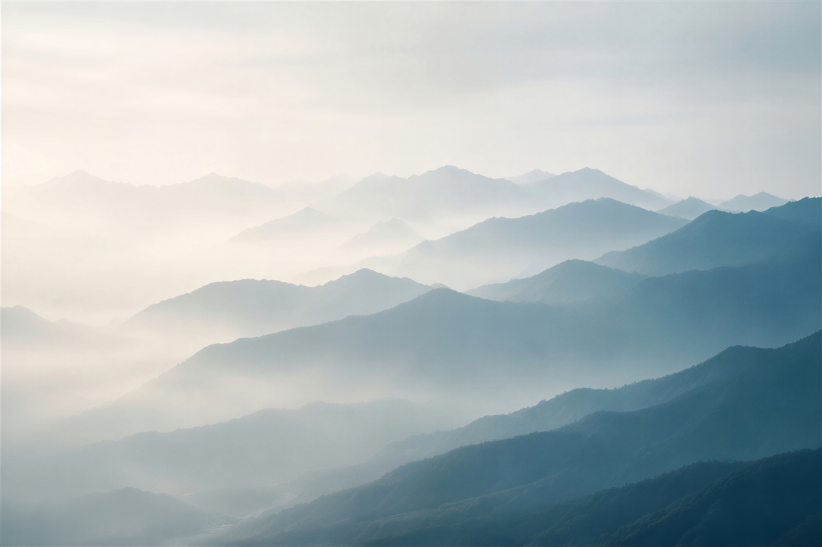 Fotobehang ochtendmist op de bergtoppen