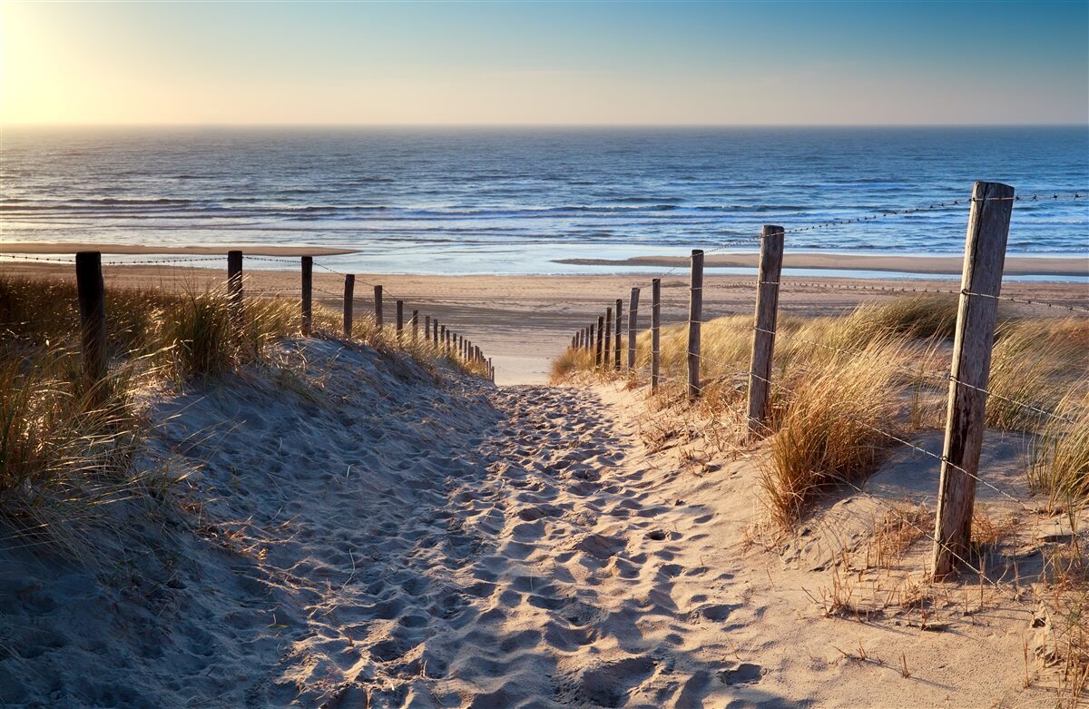 Fotobehang zandstrand en rustige zee