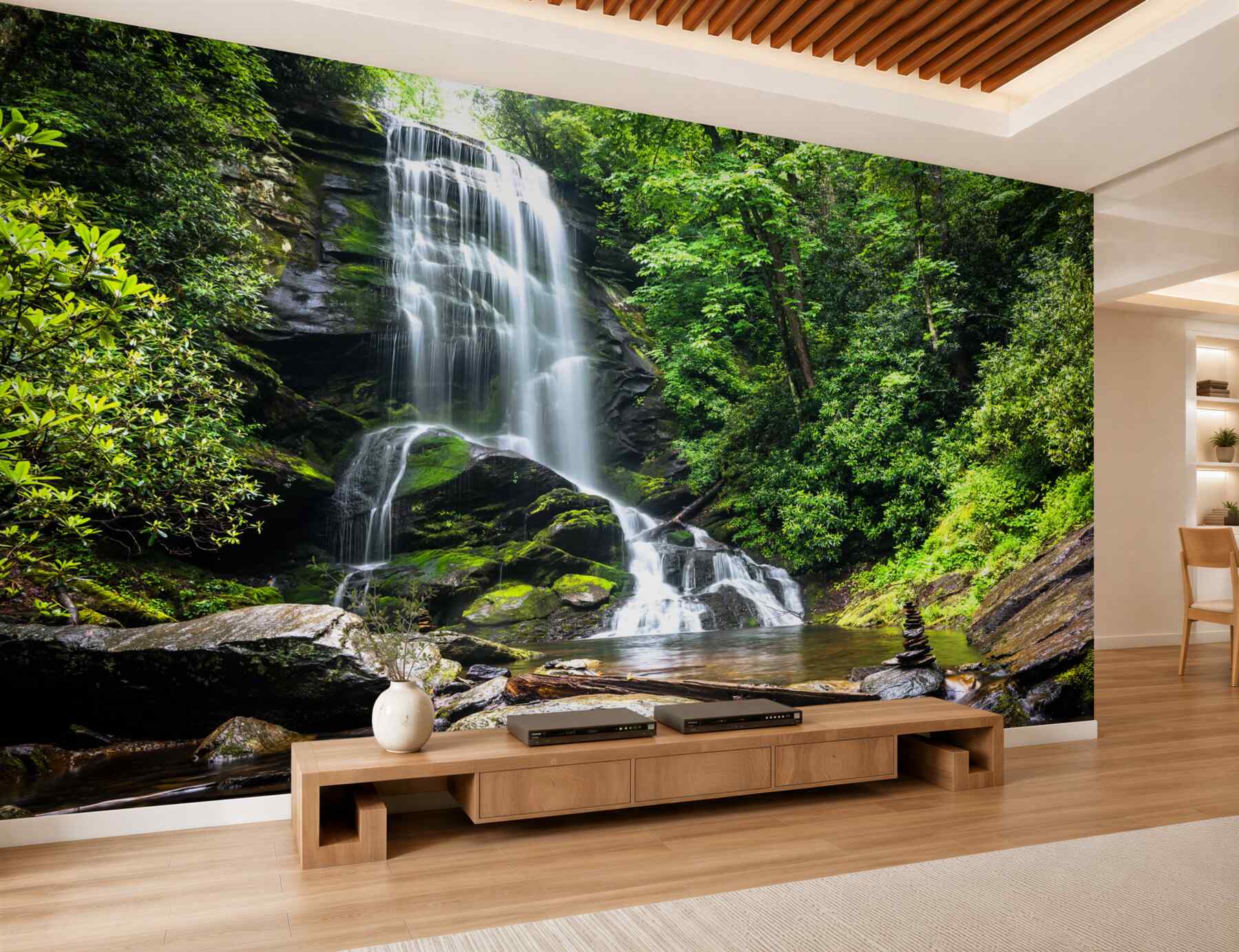 Fotobehang hoge waterval in een groene bos