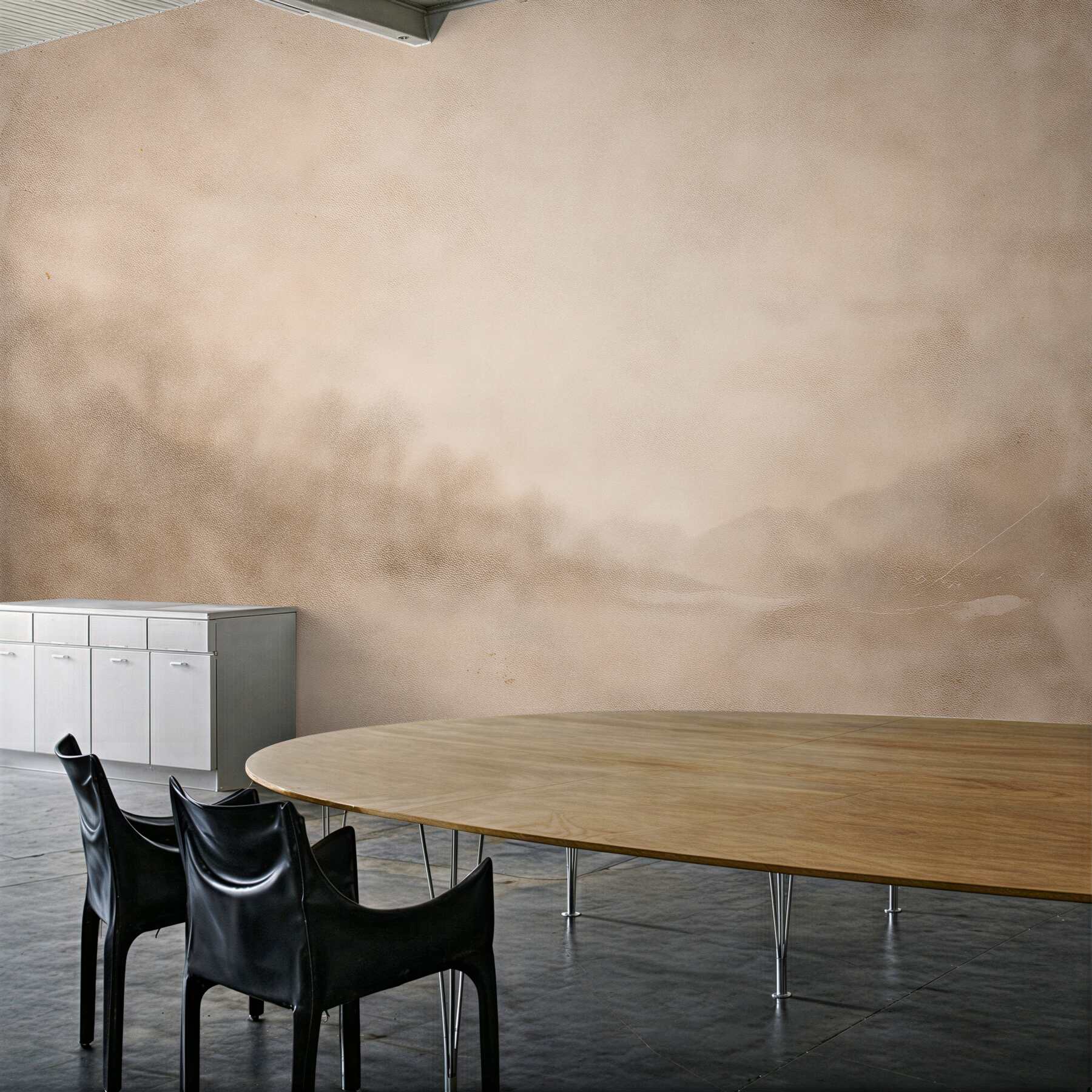 Fotobehang beige berglandschap in de mist