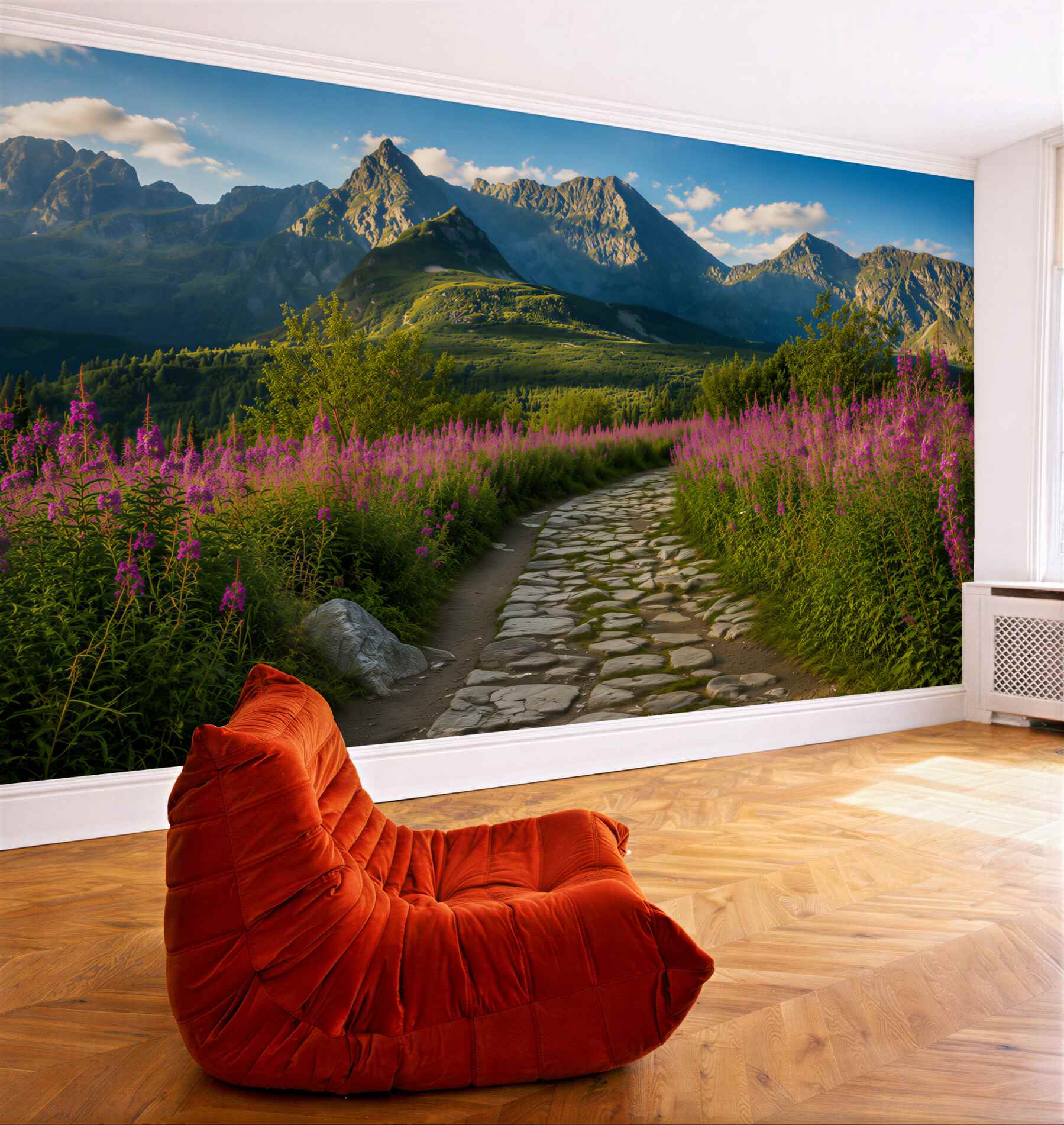 Fotobehang pad door een bloeiende wei in de bergen